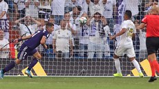 Sergio Guardiola z Valladolidu práv� vst�elil gól do sít� Realu Madrid.