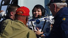 Astronautka Anne McClainová po návratu z vesmíru.