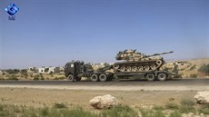 Turecký vojenský konvoj na silnici k syrskému mstu Chán ajchún v provincii...