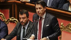 Italský premiér Giuseppe Conte (vpravo) ohlásil rezignaci po rozpadu vládní...