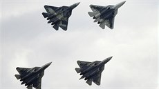 Ruské bojové letouny Suchoj Su-57 páté generace na letecké show na letišti...