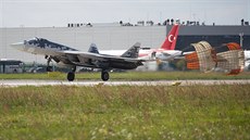 Pistání ruského bojového letounu Suchoj Su-57 páté generace na letecké show na...