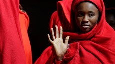 Africká migrantka mává na pozdrav p�i vylod�ní ve �pan�lské Málaze. (29. srpna...