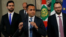 Lídr Hnutí pěti hvězd Luigi di Maio před novináři po schůzce s italským...