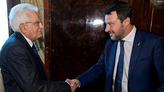 Matteo Salvini (vpravo) na schzce s prezidentem Sergiem Mattarellou v ím...