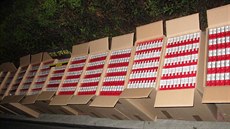 ena vezla po dálnici D46 patnáct krabic naplnných nekolkovanými cigaretami,...