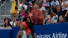 Fandové na US Open aplaudují mladiké americké nadji Cori Gauffové.