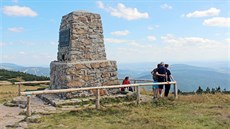 Mohyla Hane a Vrbaty na Zlatém návrí pipomíná tragickou smrt Bohumila Hane...