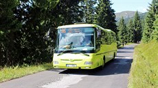 Na Zlaté návrí v letní sezon jezdí nkolikrát denn autobus z Jilemnice a...