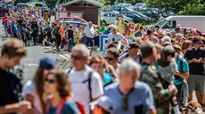 Na lanovku na Snku se stojí dlouhá fronta (23. 8. 2019).