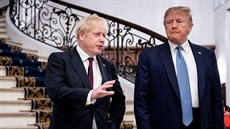 Britský premiér Boris Johnson (vlevo) a americký prezident Donald Trump na...