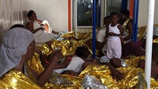 Libyjtí migranti na palub lodi Mare Jonio, která patí neziskové iniciativ...