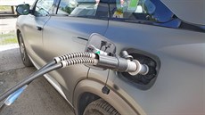 Hyundai Nexo b�hem tankování vodíku.