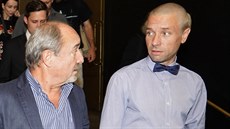 Viktor Preiss a Václav Neuil, který má kvli roli Emila Zátopka oholenou hlavu...