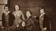 Britská královna Viktorie se svými tymi nejstarími dtmi (1854)