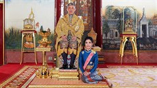 Thajský král Mahá Vatirálongkón a oficiální královská konkubína Sinínat...