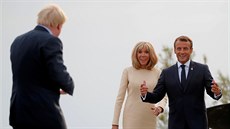 Francouzský prezident Emmanuel Macron s manelkou Brigitte a Britský premiér...