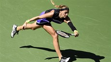 Petra Kvitová dobíhá míek v utkání s Andreou Petkovicovou.