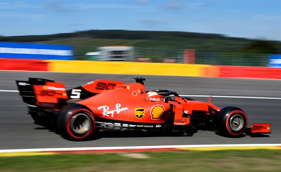 Sebastian Vettel z Ferrari pi prvním tréninku na Velkou cenu Belgie.