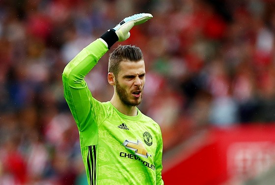 Gólman David de Gea z Manchesteru United povykuje na své spoluhráe v prbhu...