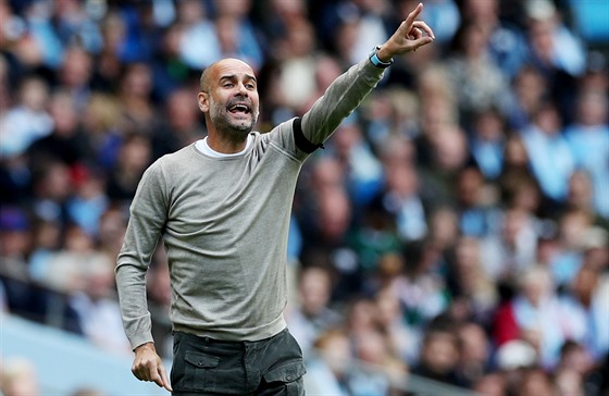 Trenér Manchesteru City Pep Guardiola gestikuluje bhem utkání svého týmu s...