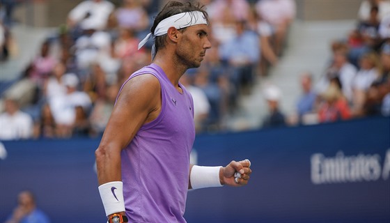 panl Rafael Nadal se povzbuzuje ve tetím kole US Open.