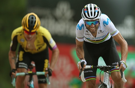 Alejandro Valverde uniká v sedmé etap Vuelty, za jeho zády de Primo Rogli.