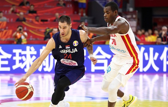 Srbský basketbalista Stefan Jovi obchází Josého  Antonia z Angoly.