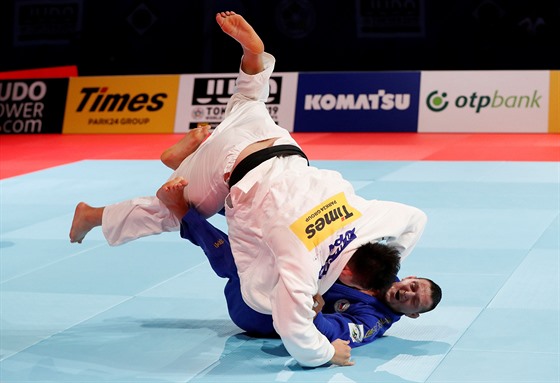 Lukáš Krpálek (v modrém) a Japonec Hisajoši Harasawa ve finále mistrovství...