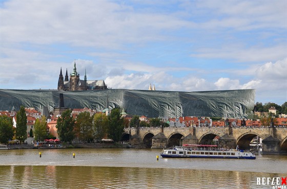 Pražský hrad zakrytý plachtou, který má symbolizovat úsměvnost událostí kolem...