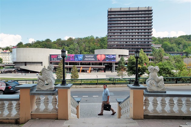 Karlovarský lázeský hotel Thermal pohledem ze Zahradní ulice.