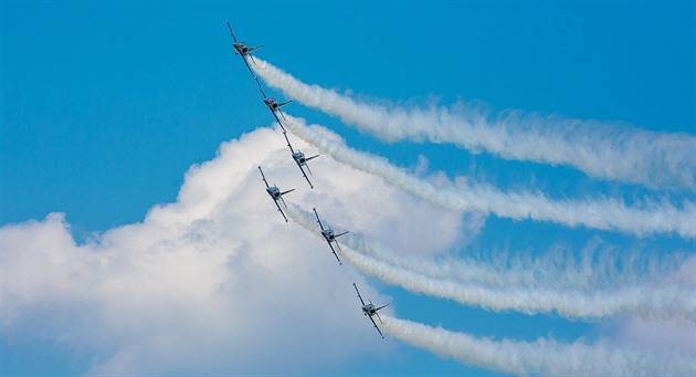 Vystoupení slavné francouzské skupiny Breitling Jet Team na v tuzemsku...