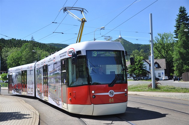 K jetdskému areálu zajídí tramvaj.