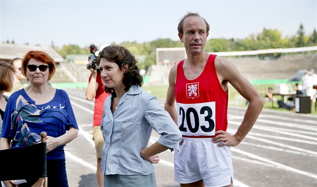 Martha Issová a Václav Neuil jako manelé Zátopkovi pi natáení filmu Zátopek