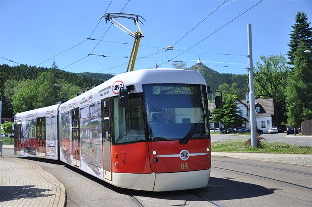 K jetdskému areálu zajídí tramvaj.