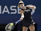 Karolína Muchová hraje forhend ve tetím kole US Open.