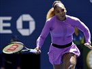 Amerianka Serena Williamsová dobíhá k míi ve tetím kole US Open.