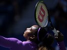 Amerianka Serena Williamsová podává ve tetím kole US Open.