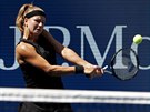Karolína Muchová hraje bekhend ve tetím kole US Open.