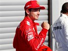 Charles Leclerc z týmu Ferrari slaví vítzství v kvalifikaci na Velkou cenu...
