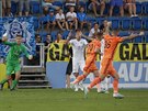 Fotbalisté Mladé Boleslavi (v oranovém) se radují z gólu, zatímco jejich...