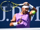 Rafael Nadal ze panlska hraje forhend ve tetím kole US Open.