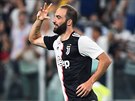Gonzalo Higuaín z Juventusu slaví svj zásah do sít Neapole.