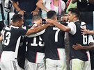 Fotbalisté Juventusu se radují z branky v utkání s Neapolí.