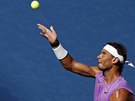 panl Rafael Nadal si nadhazuje míek na servis ve tetím kole US Open.