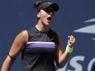 Bianca Andreescuová z Kanady se hecuje ve tetím kole US Open.
