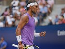 panl Rafael Nadal se povzbuzuje ve tetím kole US Open.