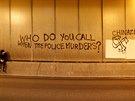 Komu zavoláte, kdy policie vradí? napsali na ze demonstranti v Hongkongu....