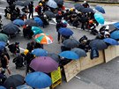 Policie v Hongkongu se kryjí ped policií. (31.8.2019)