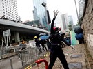 Demonstrant v Hongkongu hází kostkou. (31.8.2019)